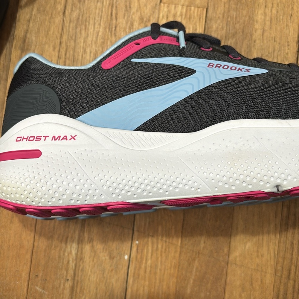 Brooks - Picture 4 of 4